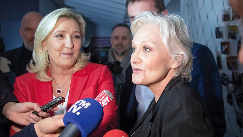مارين لوبان (يسار) تدعم شقيقتها لعضوية البرلمان. أرشيفية