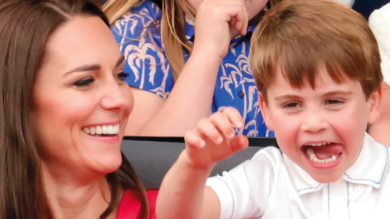 الأمير لويس في تعابير مختلفة إلى جانب والدته كيت خلال الاحتفال. من المصدر