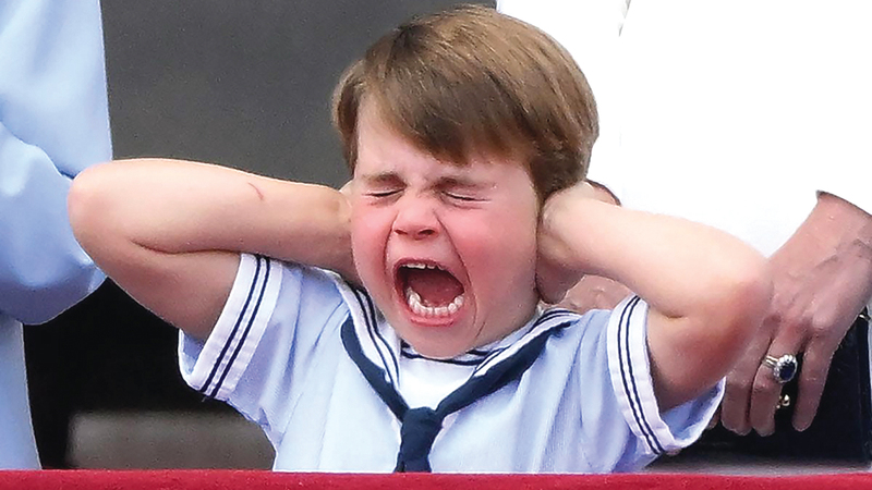 الأمير لويس يضع يديه على أذنيه ويصرخ. من المصدر