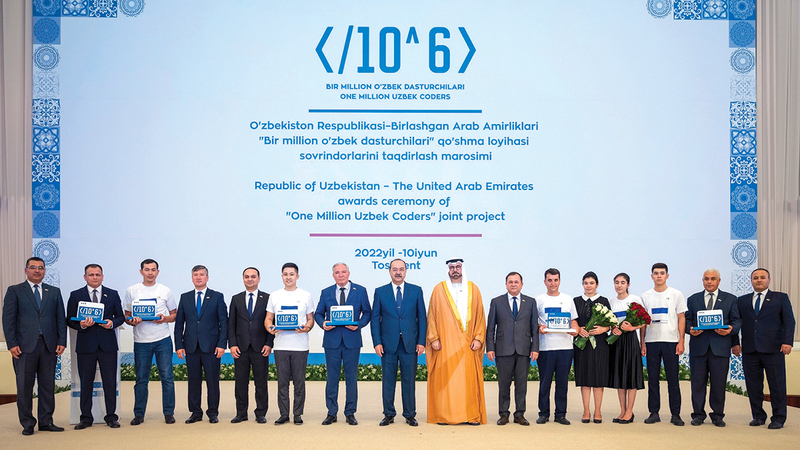 رئيس الوزراء الأوزبكي والقرقاوي في لقطة جماعية مع المشاركين.   من المصدر