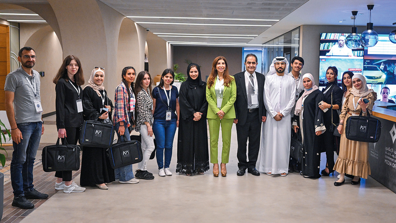 الوفد تعرّف إلى أهم مبادرات نادي دبي للصحافة خلال الزيارة.  من المصدر