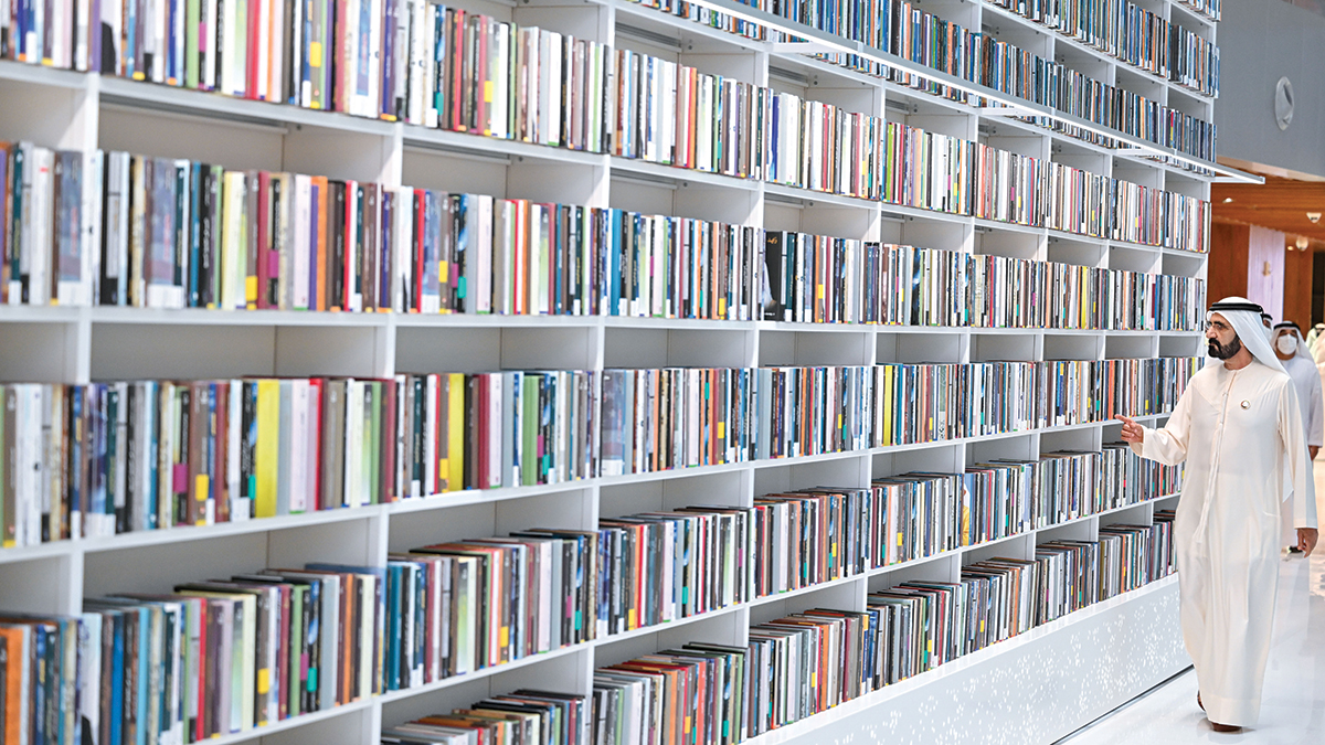 نائب رئيس الدولة خلال افتتاحه &laquo;مكتبة محمد بن راشد&raquo;.   وام