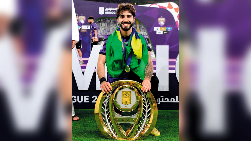 أريك جورجينس تُوّج مع العين بدرع الدوري.   من المصدر