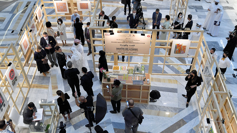 المعرض يحتفي بمرور 50 عاماً على بدء العلاقات الدبلوماسية بين الإمارات واليابان. تصوير: نجيب محمد