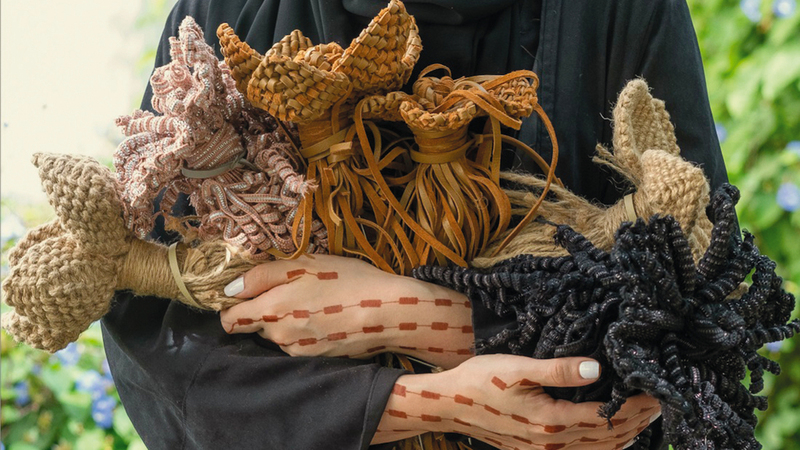 «الموي تجمع بين الجلد الطبيعي ونسيج وجدائل التلي التي أبدعتها حرفيات «إرثي». من المصدر