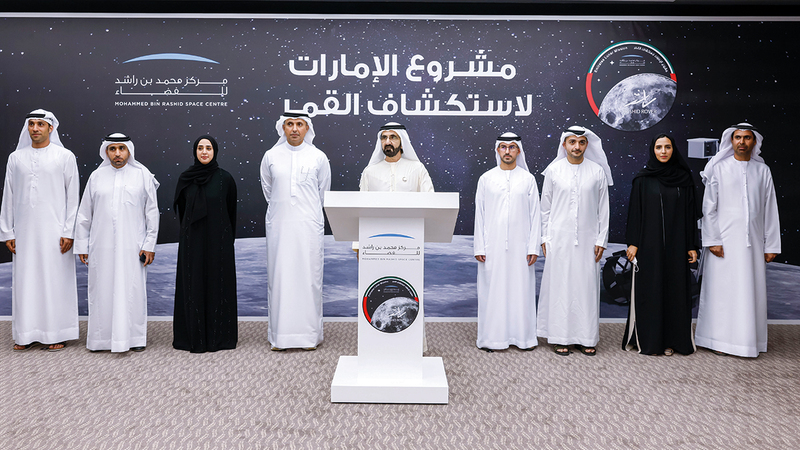 محمد بن راشد خلال استقباله فريق عمل مهمة الإمارات لاستكشاف القمر.   من المصدر