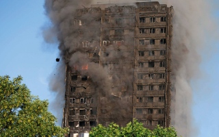 الصورة: الناجون وعائلات الضحايا يطالبون بالعدالة في حريق لندن