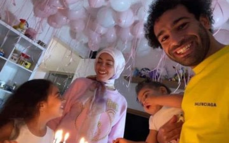الصورة: محمد صلاح.. "العالم" يحتفل بعيد ميلاد أفضل لاعب في تاريخ العرب "فيديو وصور"