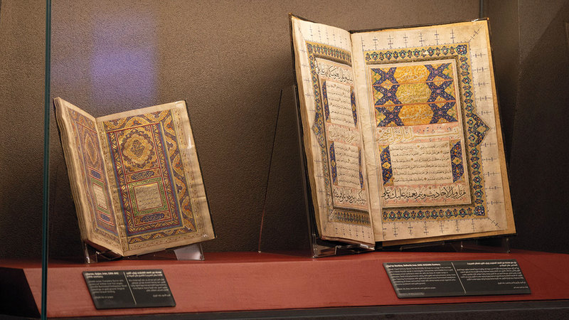 «ذخائر الكتب» يُعد متحفاً ثقافياً يضم مجموعة فريدة من الكتب والأطالس والمخطوطات القديمة.  تصوير: أحمد عرديتي