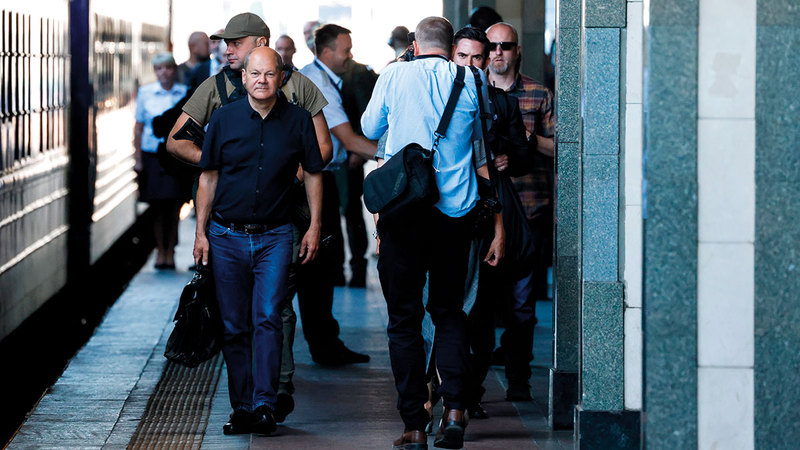 المستشار الألماني أولف شولتس (يسار الصورة إلى الأمام) لدى وصوله محطة قطار كييف بصحبة رئيس الوزراء الإيطالي ماريو دراغي والرئيس الفرنسي إيمانويل ماكرون. إي.بي.إيه