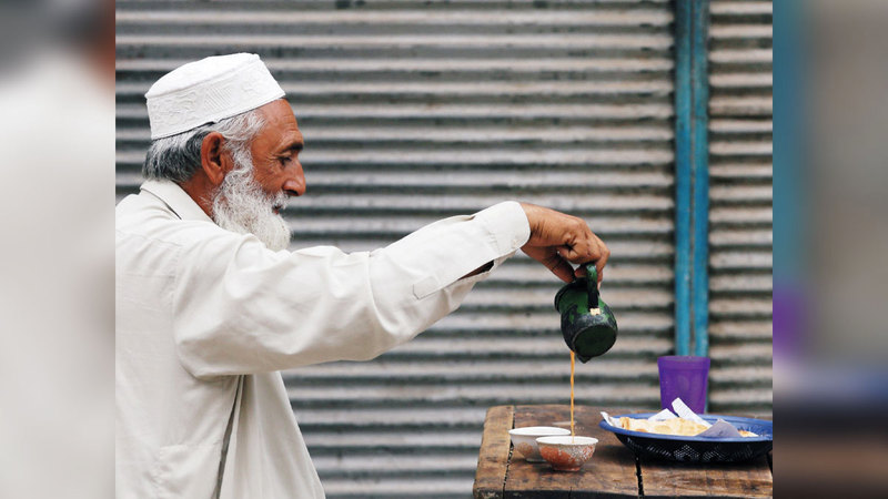 الباكستاني يشرب في المتوسط ما لا يقل عن ثلاثة أكواب من الشاي يومياً. غيتي