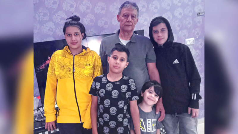أبوأحمد وعائلته يواجهون مصيراً مجهولاً. الإمارات اليوم