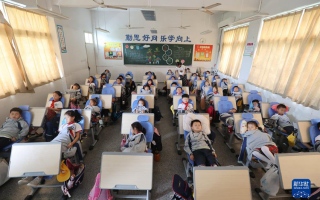الصورة: بتصميم ذكي.. طاولات وكراسي بمدرسة صينية تتحول لأسرّة "قيلولة"