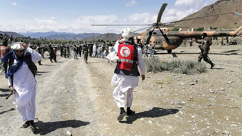 رجال الإنقاذ يصلون إلى موقع الزلزال في صورة بثتها وكالة الأنباء الأفغانية. أ.ف.ب