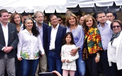 الصورة: الرئيس الكولومبي انضم لجماعـة متمردة تقتدي بتقاليد مجموعة «روبن هـود»