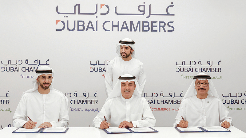 حمدان بن محمد شهد توقيع اتفاقات الأداء للقيادات العليا في «غرف دبي». من المصدر