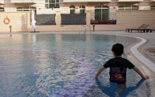 الصورة: شرطة أبوظبي تحدد "12 طوق" نجاة لحماية الأطفال من الغرق في المسابح