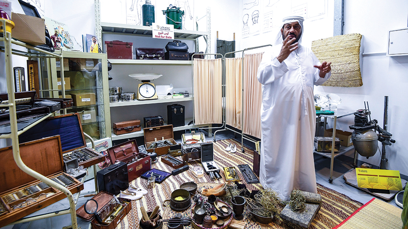 ناصر سليمان قضى سنوات طويلة في تجميع القطع والتحف التي يضمها المجمع. تصوير: باتريك كاستيلو