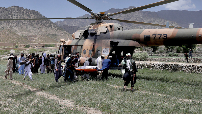مجموعة من الأفغان يحملون جثة إحدى الضحايا التي بلغ تعدادها 1000. رويترز