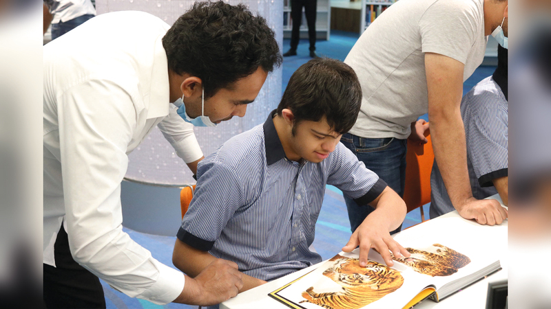 الأطفال قضوا وقتاً طويلاً في القراءة والاطلاع. من المصدر