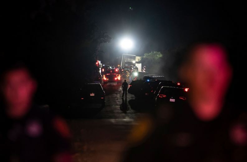 وعثر رجال الإنقاذ على جثة خارج المقطورة والعديد من الجثث بداخلها في منطقة 9600 طريق كوينتانا.