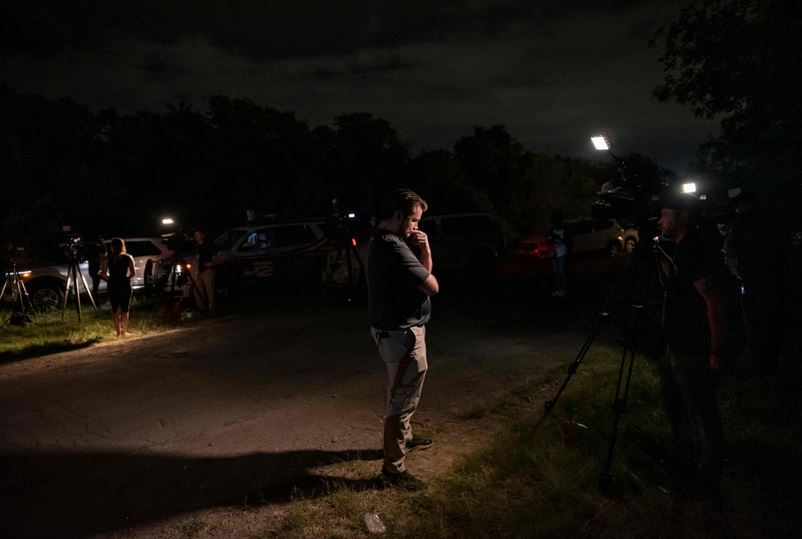 عُثر على جثث 46 شخصا يعتقد أنهم مهاجرون في مقطورة جرار في سان أنطونيو بولاية تكساس الأميركية أمس. الصور عن وكالات