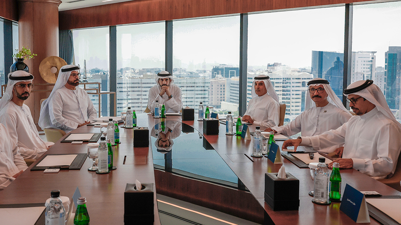 حمدان بن محمد خلال إطلاق مبادرة «دبي غلوبال».  من المصدر