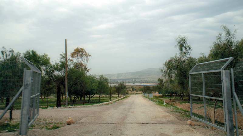 أحد المسارات الاستيطانية داخل معسكر الواد الأحمر.  الإمارات اليوم