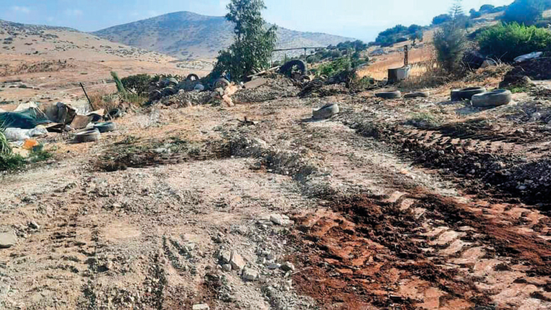 مخلّفات التدريبات العسكرية داخل أراضي سكان الأغوار. الإمارات اليوم