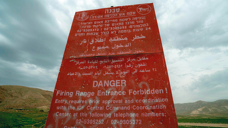 الاحتلال يحظر دخول السكان أرضهم بالقرب من المعسكر. الإمارات اليوم