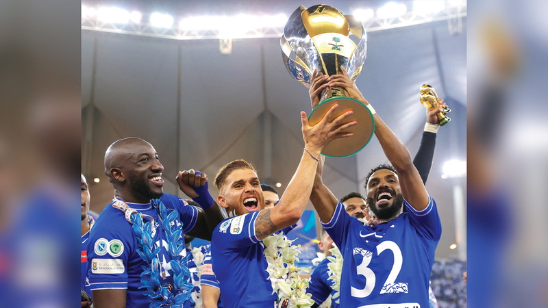 نجوم الهلال يرفعون الدوري السعودي للمرة الثالثة على التوالي بعد سباق محتدم مع اتحاد جدة. من المصدر