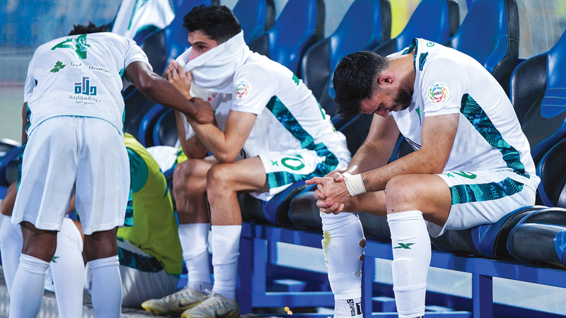 السوري عمر السومة في حالة حزن شديد لتأكد هبوط الأهلي إلى أندية الدرجة الأولى.  من المصدر