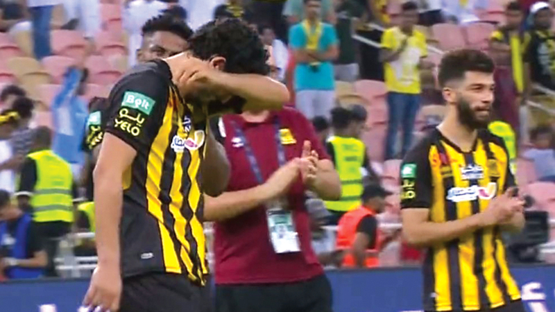 المصري أحمد حجازي يبكي ألماً بعد خسارة اتحاد جدة لقب الدوري السعودي لمصلحة الهلال. من المصدر