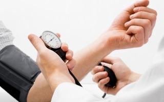 الصورة: ما هي مستويات قياس ضغط الدم وماذا تعني أرقامها؟