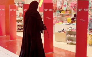 الصورة: مستهلكون يطالبون بتمديد تخفيضات مراكز التسوق بأبوظبي