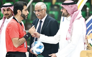 الصورة: اتحاد الكرة يُشيد بالحكم الحوسني لإدارته نهائي بطولة العرب لكرة الصالات