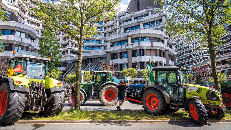 مزارعون يوقفون جراراتهم الزراعية أمام مجلس النواب في لاهاي. إي.بي.إيه