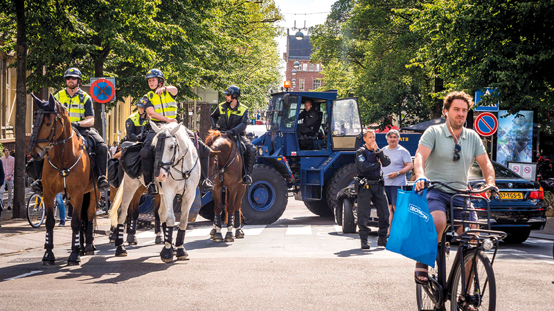 المزارعون يسدون الشوارع. إي.بي.إيه