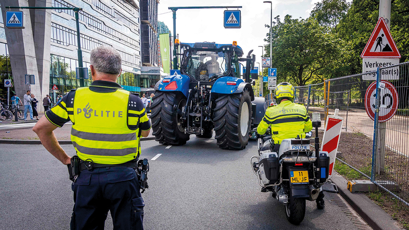 رجال الشرطة واجهوا صعوبة في السيطرة على المحتجين.  أ.ف.ب