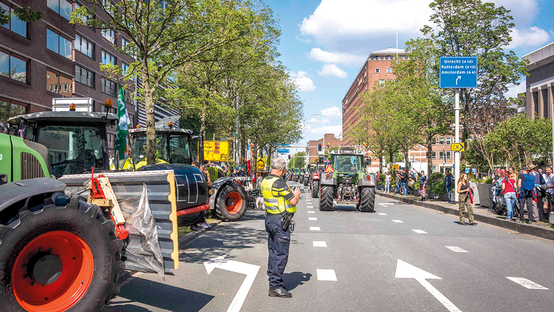 الجرارات الزراعية زحمت الشوارع وعطلت السير. إي.بي.إيه