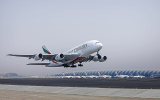الصورة: «مطارات دبي»: 4200 مهندس ميداني وعامل ينجزون تجديد المدرج الشمالي في «دبي الدولي»