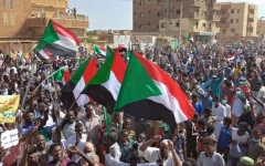 الصورة: تجدد التظاهرات في الخرطوم بعد يوم دامٍ والشرطة تحاول تفريقها