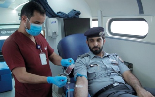 الصورة: شرطة أبوظبي تدعم المستشفيات بـ «دمك حياة»