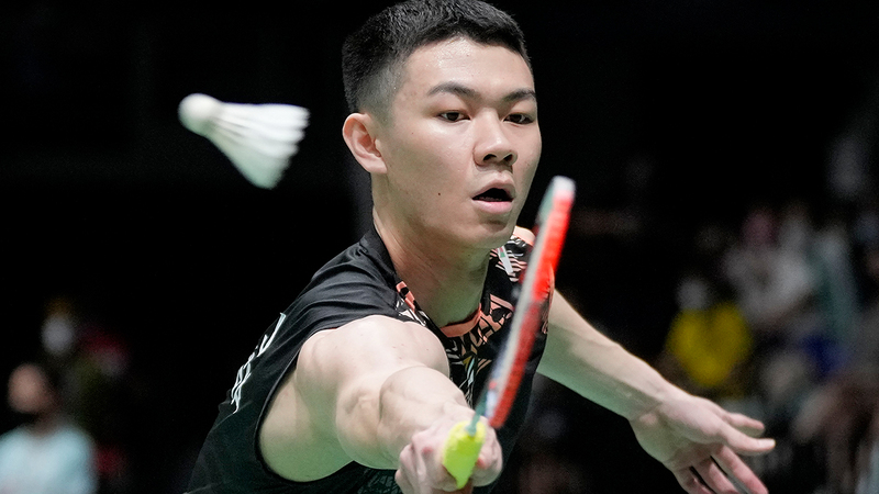 الماليزي لي زي جيا يعيد تسديدة ضد الإندونيسي شيسار هيرين روستافيتو في بطولة ماليزيا المفتوحة لكرة الريشة في كوالالمبور. أ.ب