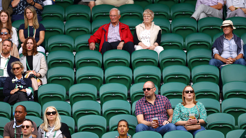 سلطت الصحف البريطانية الضوء على غياب الجمهور عن عدد من مباريات بطولة ويمبلدون للتنس، ومنها لقاء البولندي إيجا سوياتيك والهولندي ليزلي باتيناما. رويترز