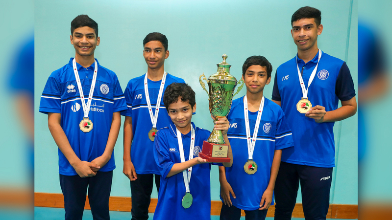 يوسف برفقة أشقائه الخمسة يُهدون النصر ألقاب دوري الشباب والناشئين والأشبال للموسم الماضي. من المصدر