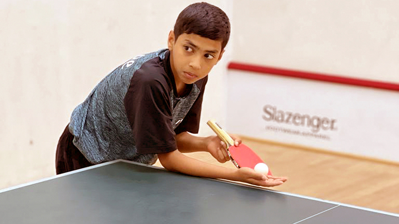 جانب من تدريبات لاعب النصر والمنتخب الوطني يوسف الحواي في «كرة الطاولة». من المصدر