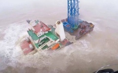 الصورة: مشهد مروع.. لحظة انشطار سفينة إلى نصفين في عرض البحر (فيديو)