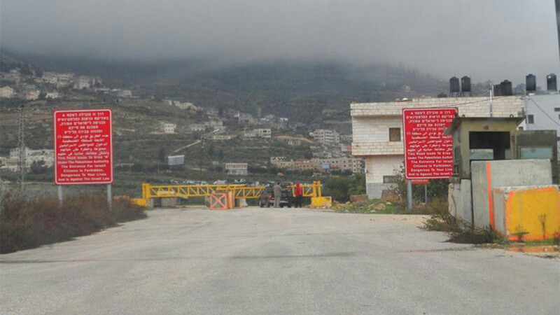 بوابة عسكرية إسرائيلية على مدخل القرية الرئيس. الإمارات اليوم