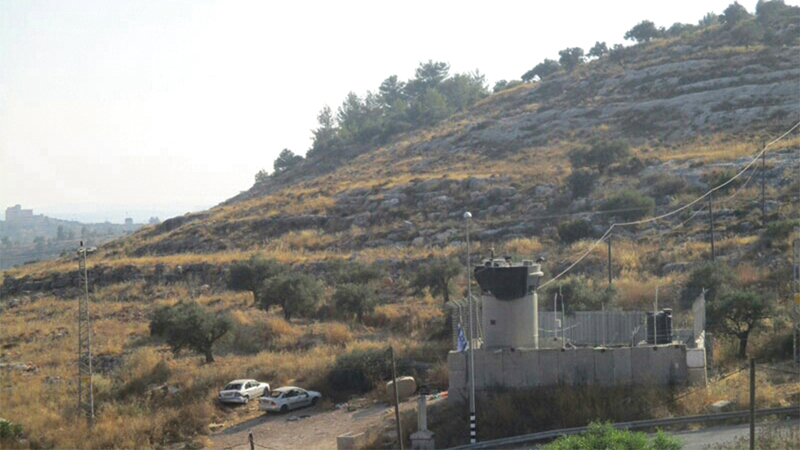 برج مراقبة إسرائيلي وسط القرية. الإمارات اليوم